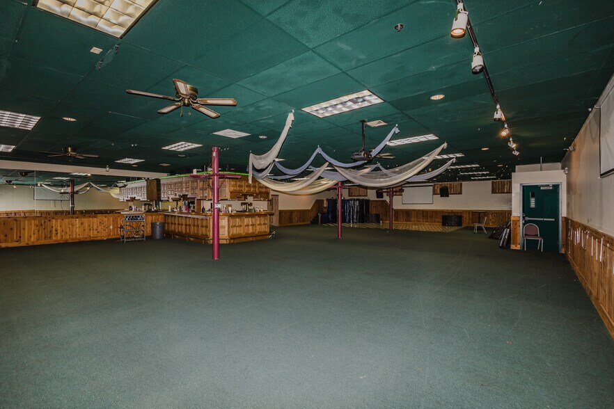 More Photos Of 830 N Kansas Ave, Topeka Bar For Sale