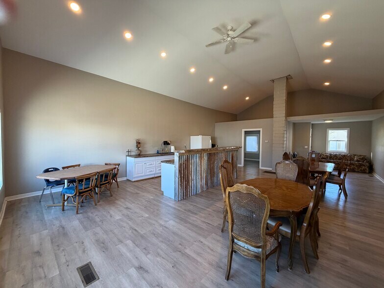 More Photos Of 105 W Vine St, Yutan General Retail For Sale