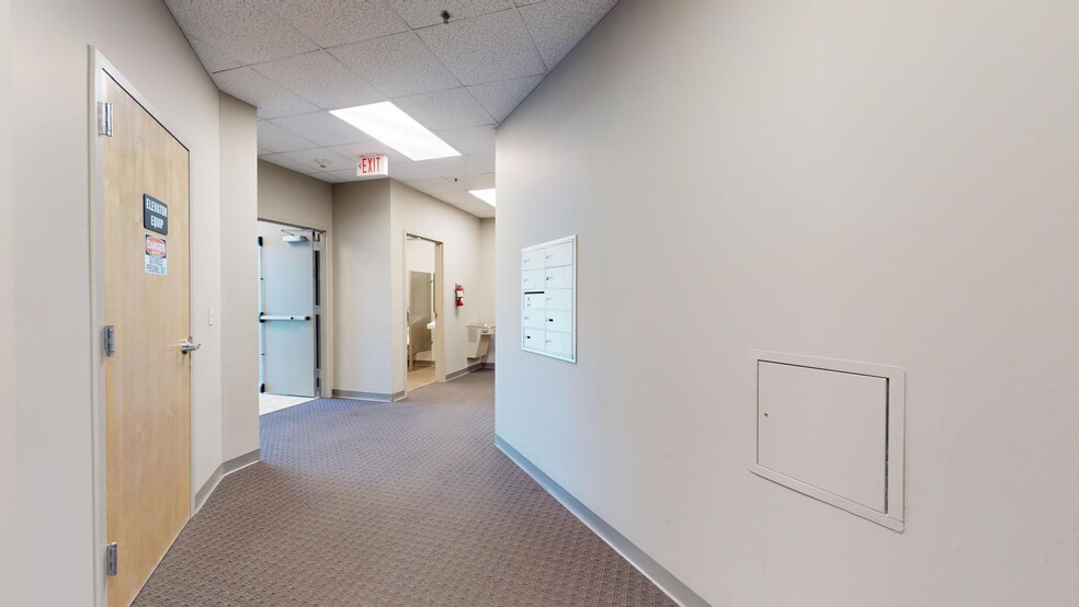 More Photos Of 17813 Edison Ave, Chesterfield Showroom For Lease