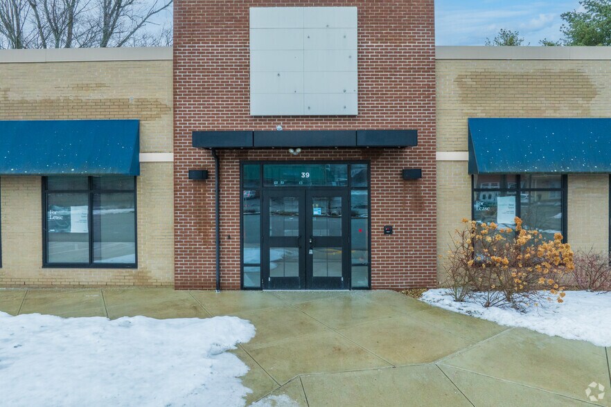 More Photos Of 39 Chelmsford St, Chelmsford Drugstore For Lease