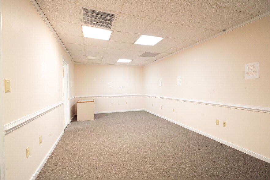 More Photos Of 220 Chesapeake Dr, White Stone Office For Sale