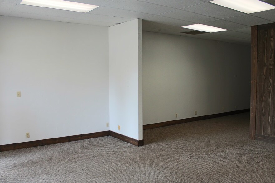More Photos Of 56870 Venture Ln, Sunriver Storefront Retail Office For Lease