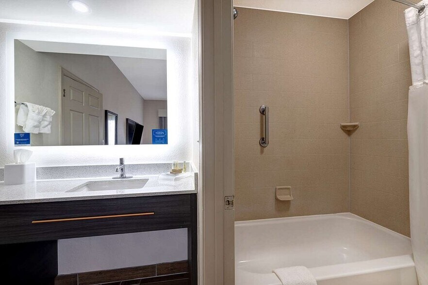 More Photos Of 853 Centre St, Ridgeland Hotel For Sale