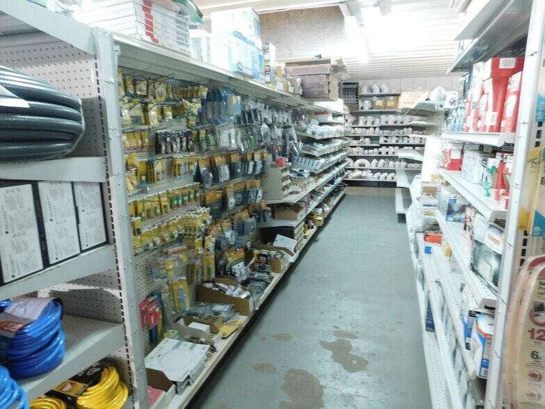 More Photos Of 2086 E US Highway 36, Rockville Convenience Store For Sale