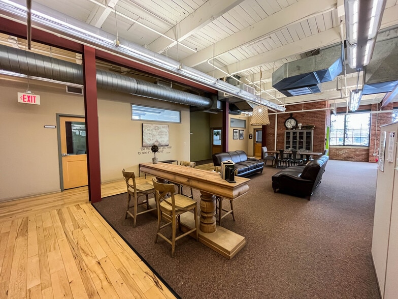 More Photos Of 1457 E 40th St, Cleveland Showroom For Lease