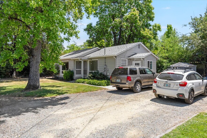More Photos Of 307 Tussey Ln, Grants Pass Apartments For Sale