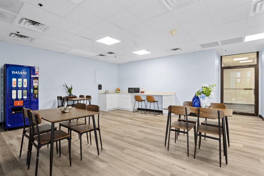 More Photos Of 7825 Baymeadows Way, Jacksonville Office For Lease