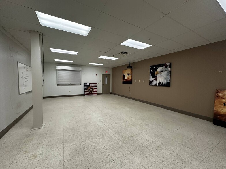 More Photos Of 500 Grand Ave, Joplin Flex For Lease