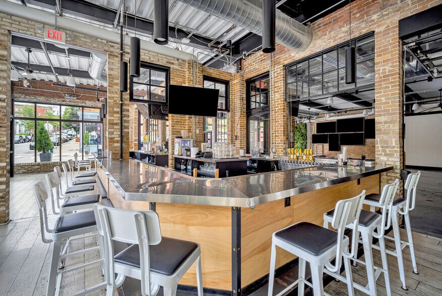 More Photos Of 331 E 13th St, Cincinnati Bar For Lease