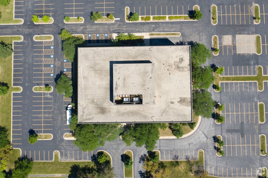 More Photos Of 1 Overlook Pt, Lincolnshire Unknown For Lease