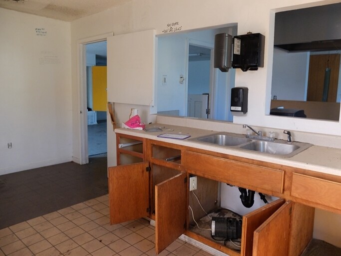 More Photos Of 537 W Compton Blvd, Compton Daycare Center For Sale