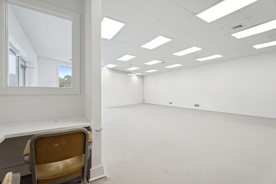 More Photos Of 53 The Circle, East Hampton Storefront For Lease