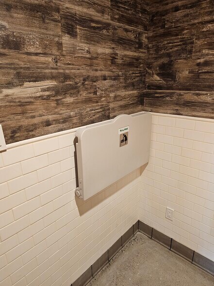 More Photos Of 1287 N Canyon Creek Pky, Spanish Fork General Retail For Lease