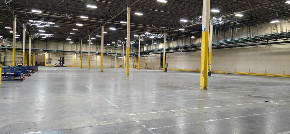 More Photos Of 5455-5555 Darrow Rd, Hudson Distribution For Lease