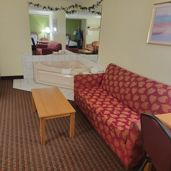 More Photos Of 3040 5th Ave S, Fort Dodge Hotel For Sale
