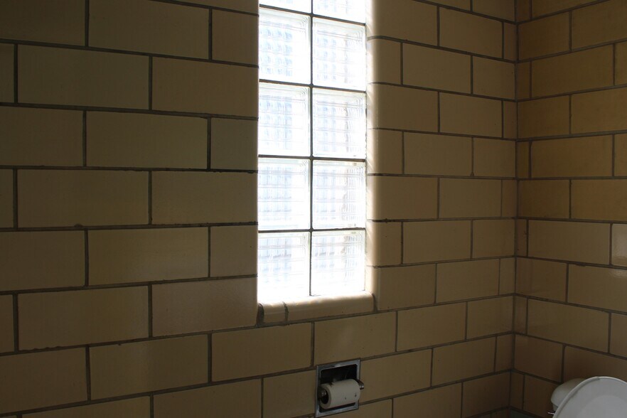 More Photos Of 814 9th St, Woodward Office For Sale