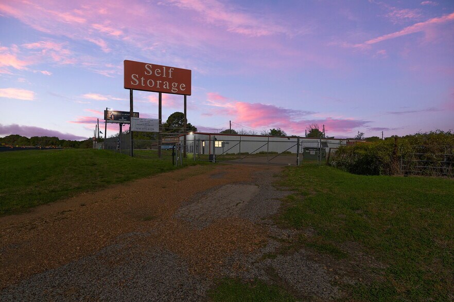 More Photos Of 8775 Highway 290 E, Chappell Hill Self Storage For Sale