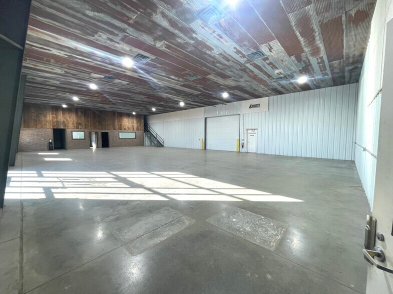 More Photos Of 2608 E 32nd Street Pl, Kearney Warehouse For Lease