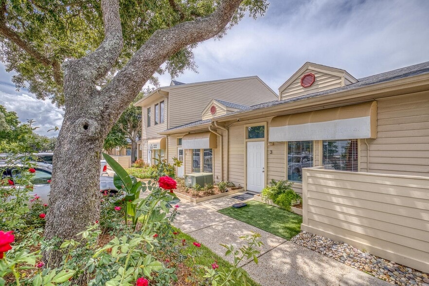 More Photos Of 913 Gulf Breeze Pky, Gulf Breeze General Retail For Sale