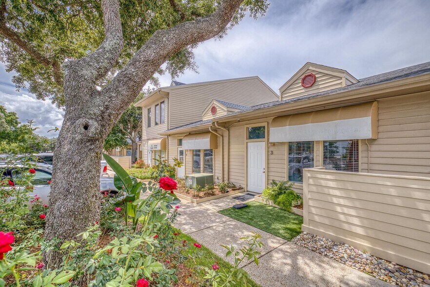 More Photos Of 913 Gulf Breeze Pky, Gulf Breeze General Retail For Sale