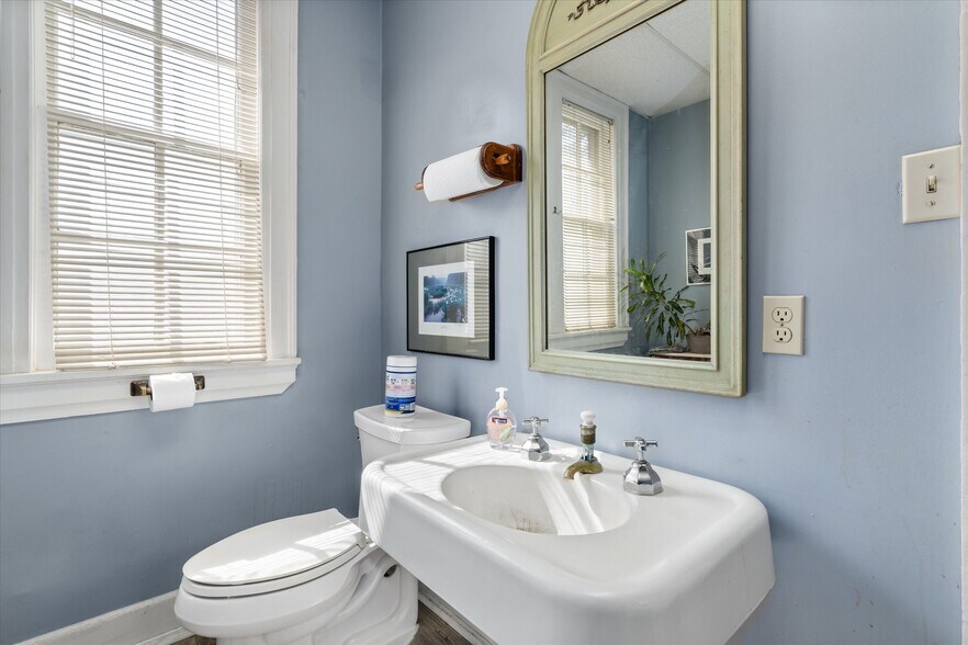 More Photos Of 1911 Government St, Mobile Office For Sale