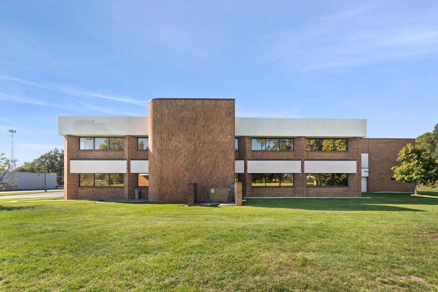 More Photos Of 115 Clover St, Holland Unknown For Lease