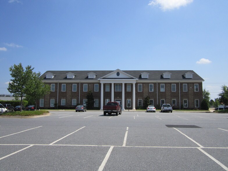 More Photos Of 114 Morlake Dr, Mooresville Medical For Lease