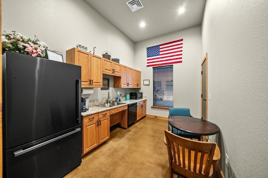 More Photos Of 255 W Princeton Dr, Princeton Flex For Sale