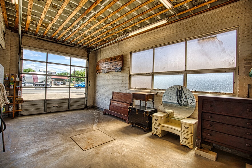 More Photos Of 931 Walnut St, Columbus Flex For Sale