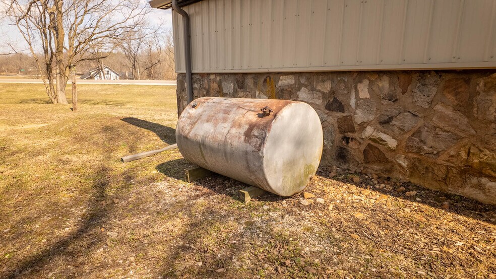 More Photos Of 105 E Couch St, Alton General Retail For Sale