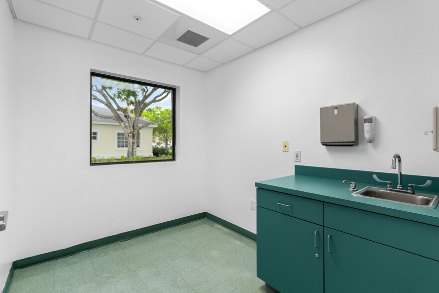 More Photos Of 845 37th Pl, Vero Beach Medical For Lease