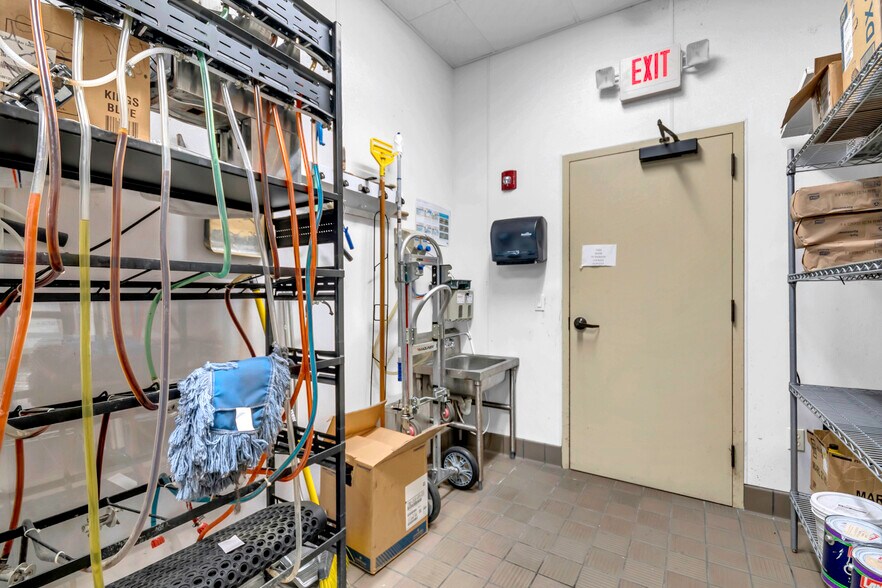 More Photos Of 5600 Butler National Dr, Orlando Service Station For Sale