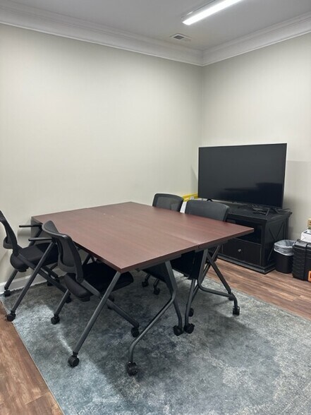 More Photos Of 6501 Creedmoor Rd, Raleigh Office Residential For Lease