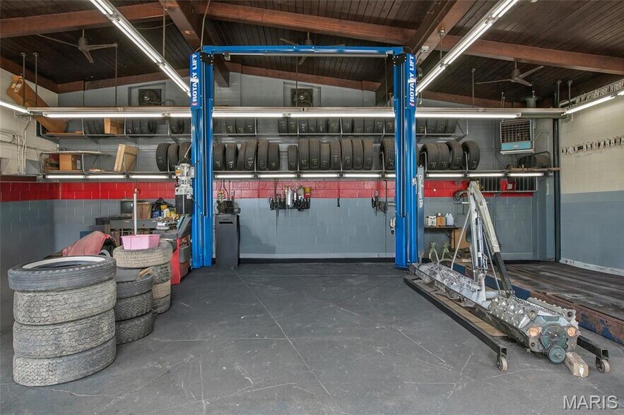More Photos Of 6821 Morganford Rd, Saint Louis Auto Repair For Sale