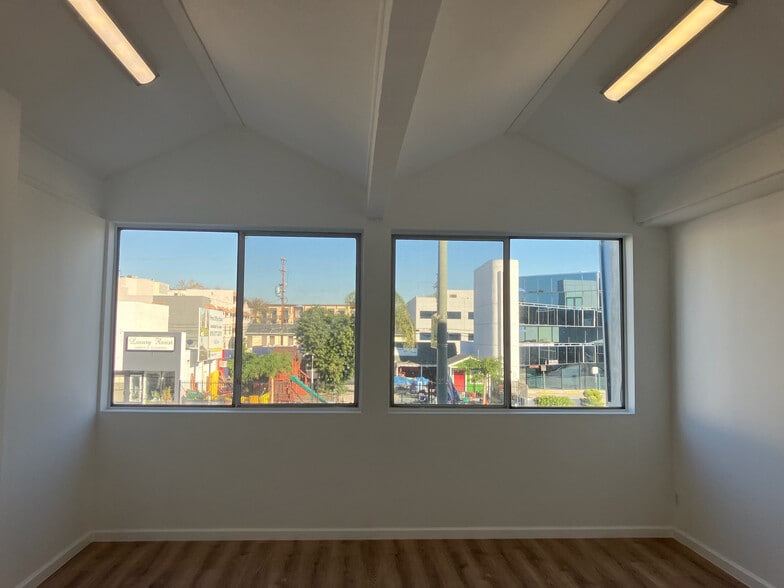 More Photos Of 22026-22030 Ventura Blvd, Woodland Hills Storefront Retail Office For Lease