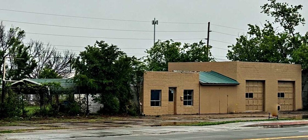 Primary Photo Of 728 Main St, Cushing Light Distribution For Sale