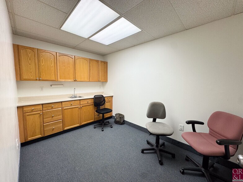 More Photos Of 15 Palomba Dr, Enfield Medical For Sale