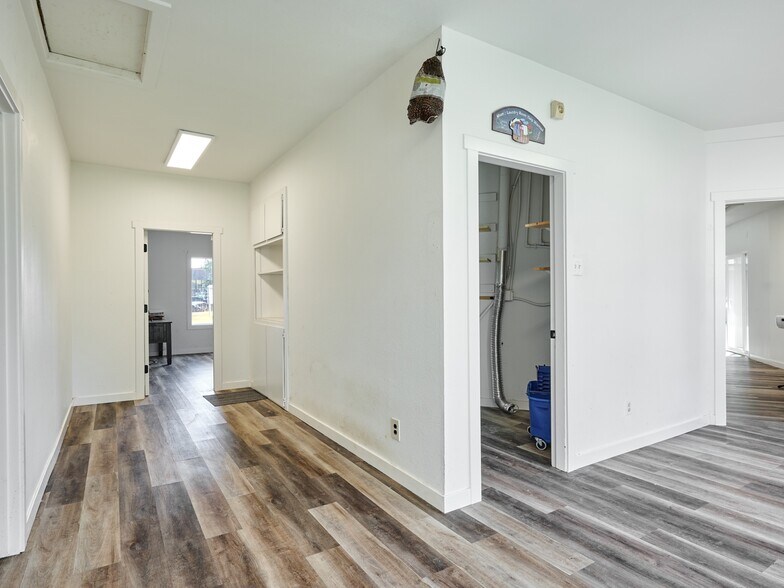 More Photos Of 1480 NE Laurel Ave, Woodburn Office For Sale