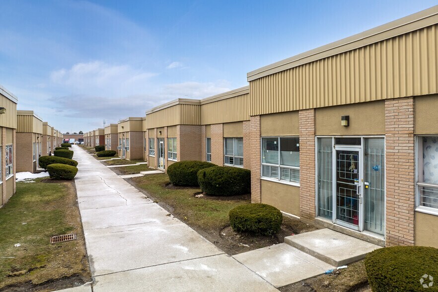 More Photos Of 2446 Cawthra Rd, Mississauga Flex For Lease