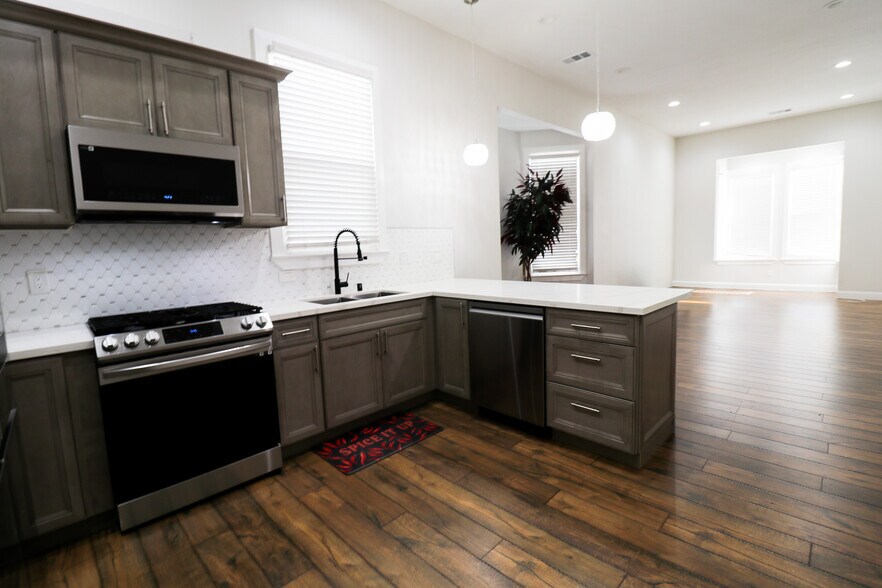 More Photos Of 875 Wood St, Oakland Apartments For Sale