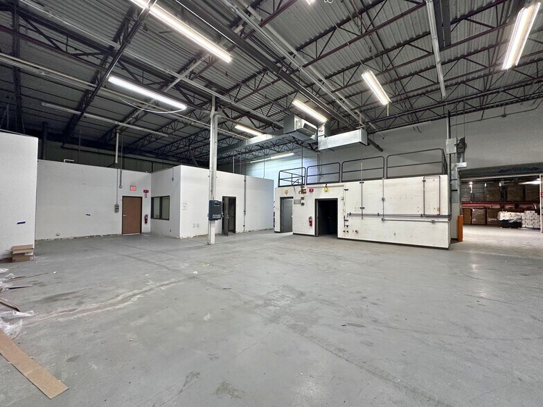 More Photos Of 15203 S Commerce Dr, Dearborn Manufacturing For Lease