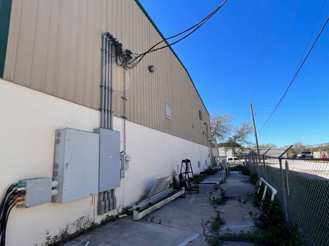 More Photos Of 1842 Gunn Hwy, Odessa Flex For Lease