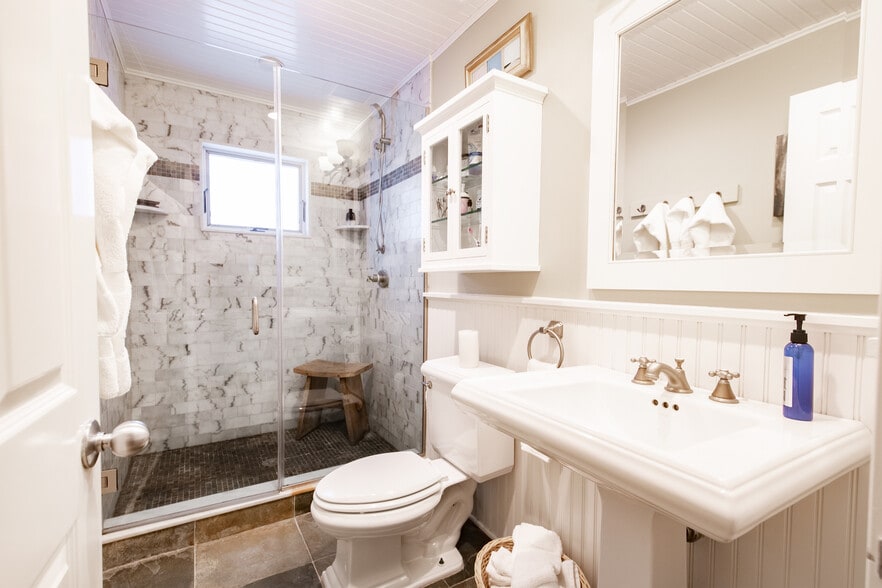 More Photos Of 31 N Main St, East Hampton Hospitality For Sale