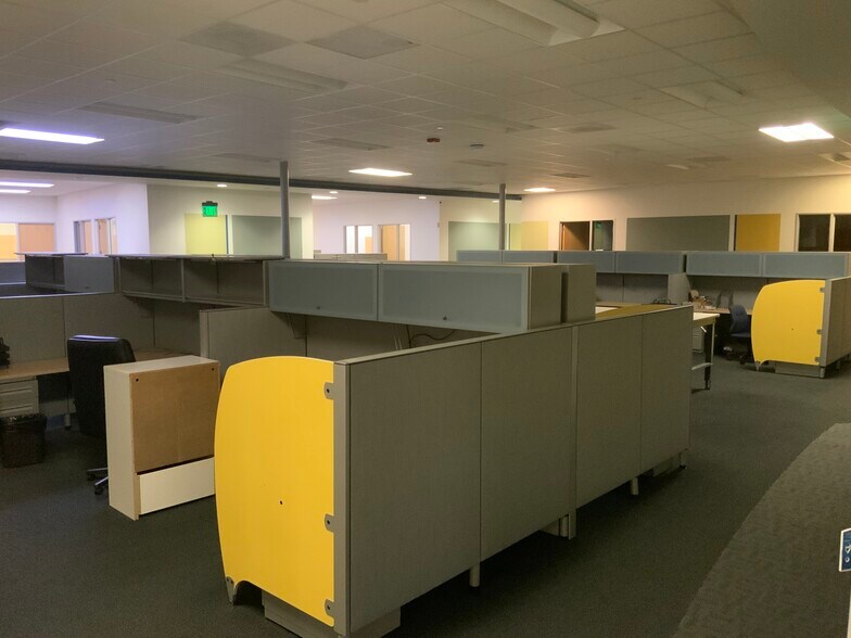 More Photos Of 16641 Roscoe Pl, North Hills Warehouse For Lease