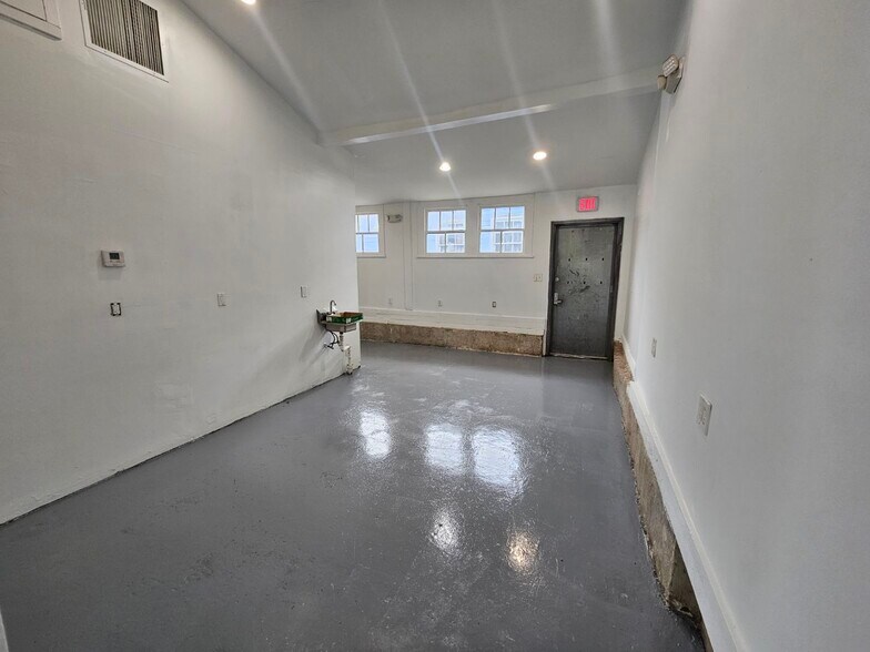 More Photos Of 941 Poland Ave, New Orleans Restaurant For Lease