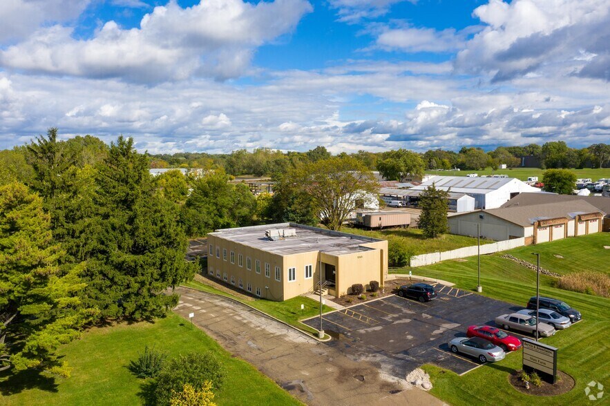 More Photos Of 1065 Lake Ave, Woodstock Office For Lease