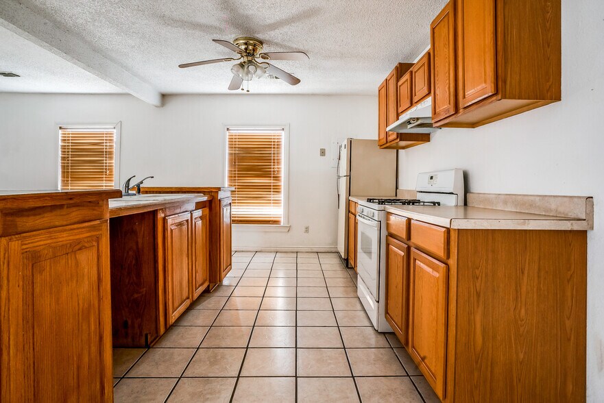 More Photos Of 14330 S Highway 281, Santo Trailer Camper Park For Sale