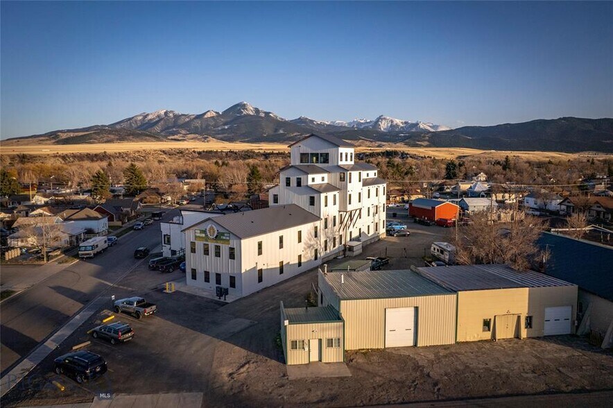 Primary Photo Of 924 E Park St, Livingston Apartments For Sale