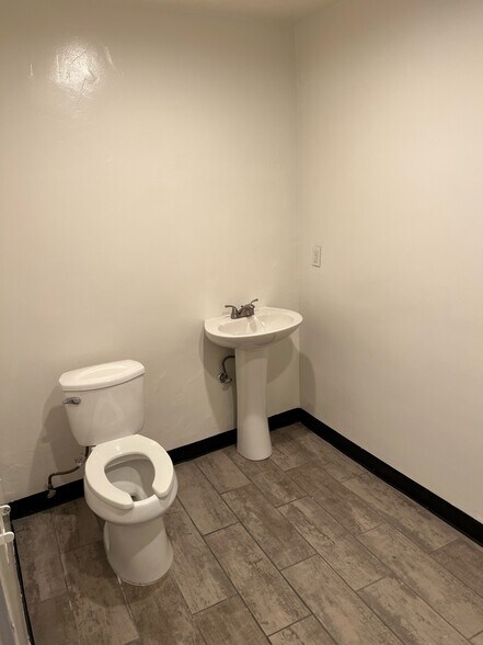 More Photos Of 13095 San Fernando Rd, Sylmar Flex For Lease