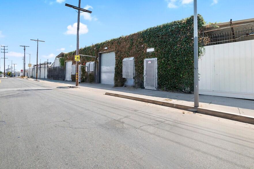 More Photos Of 3238 Union Pacific Ave, Los Angeles Industrial For Lease